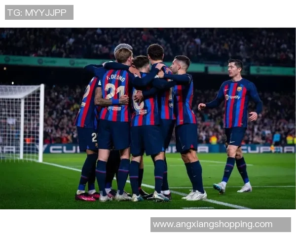 花式足球高手克里斯与众多球星同框合照展现炫技与友谊的精彩瞬间 花式足球高手克里斯与众多球星同框合照展现炫技与友谊的精彩瞬间