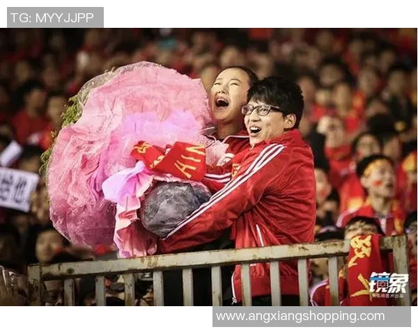 足坛巨星甜蜜亮相携手女友同框笑容灿烂羡煞无数球迷