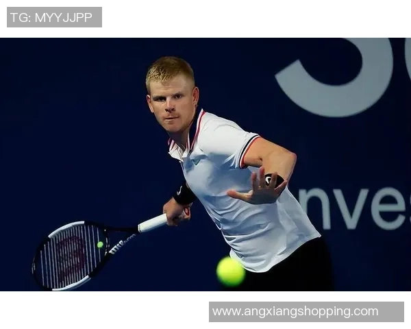 足球巨星成长之路：从草根球员到全球瞩目偶像的传奇蜕变