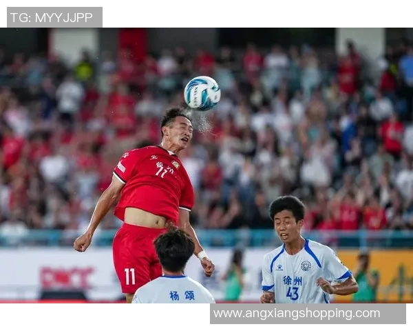 足球明星自拍合影展现亲密友谊与赛场外的真实一面